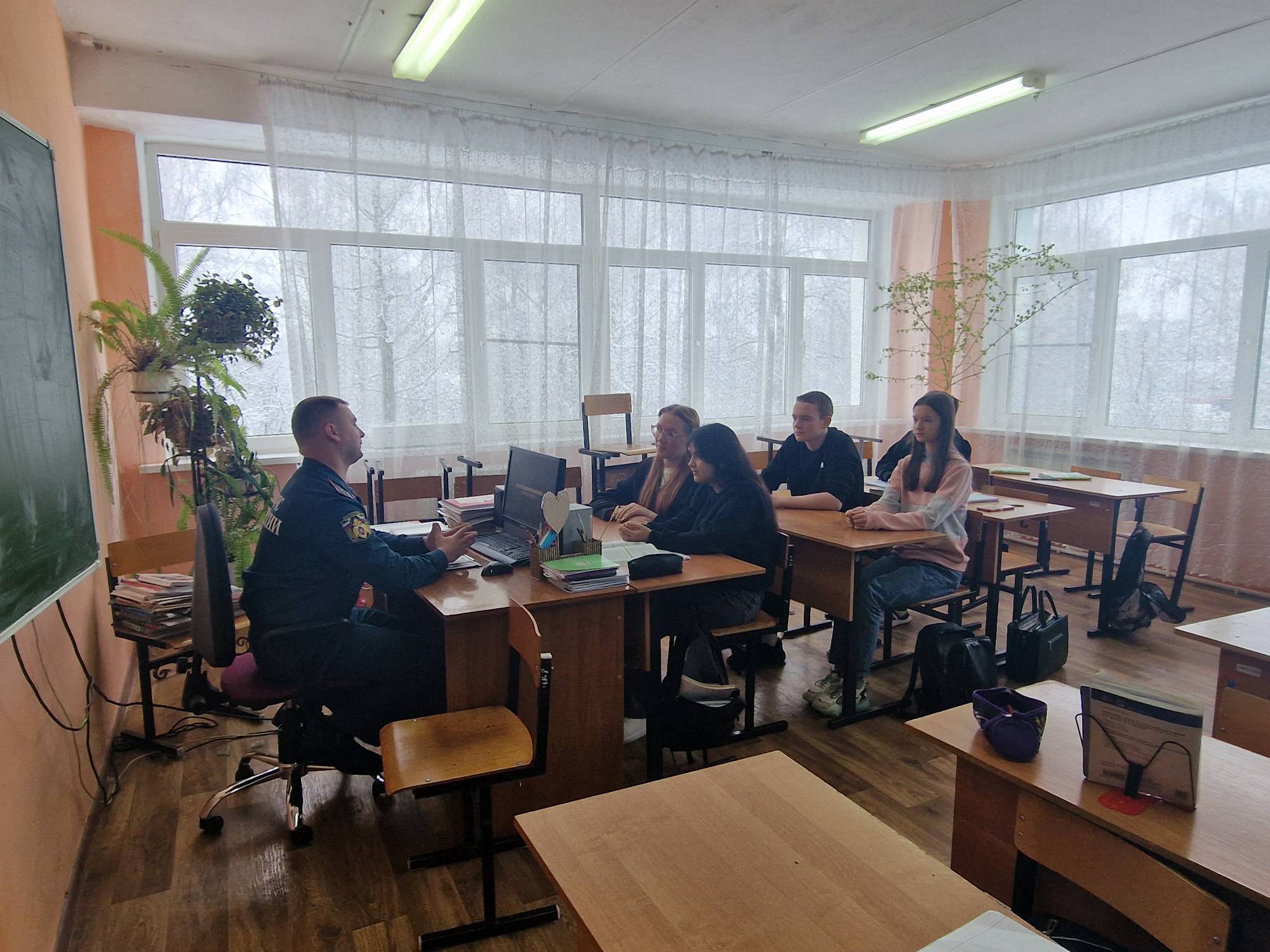 В старших классах Воловской  школы прошел открытый урок. Его тема – поступление в вузы  МЧС России.