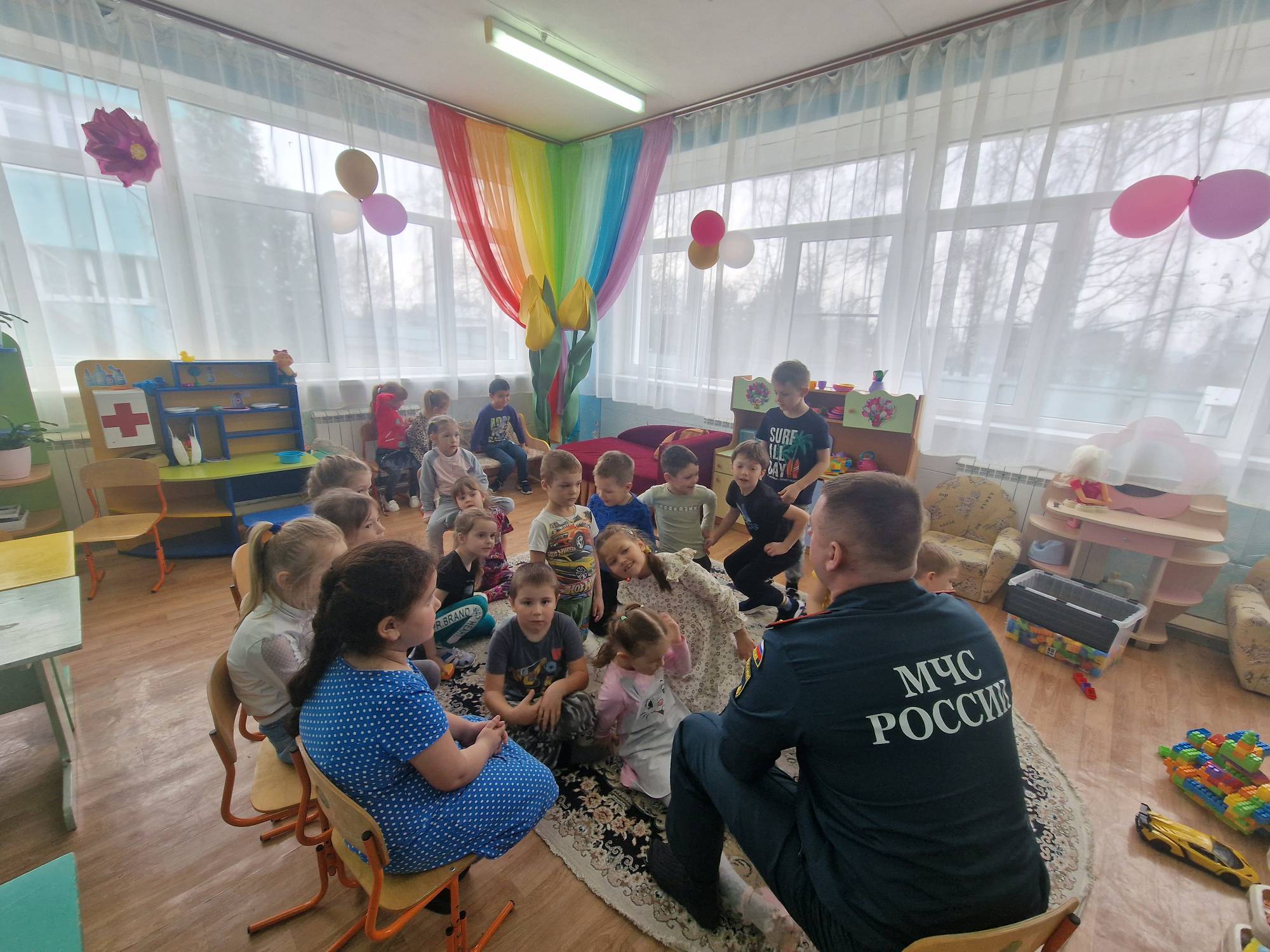 12.03.2025 года Инспектор МЧС России побывал в гостях  у воспитанников МКДОУ  Воловский детский сад &quot;Солнышко&quot; старшей и средней подготовительных группах.