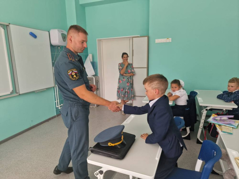 09.09.2024 в гости к первоклашкам МКОУ ЦО п.Волово приехал инспектор Государственного пожарного надзора МЧС России лейтенант внутренней службы Ефремов Павел Олегович. 09.09.2024 в гости к первоклашкам МКОУ ЦО п.Волово приехал инспектор Государственного пожарного надзора МЧС России лейтенант внутренней службы Ефремов Павел Олегович.